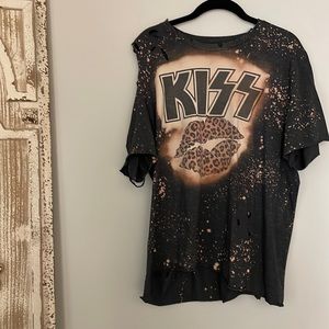KISS DISTRESSED TEE